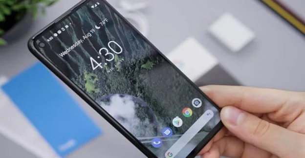 Hoe schakel je de knipperende witte stip op Pixel 5 uit?