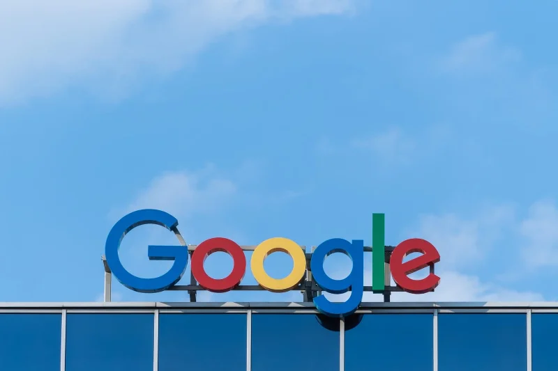 Zgłaszanie fałszywych wiadomości w Google Discover