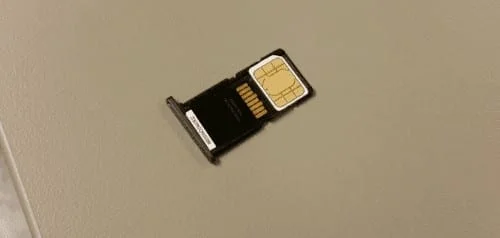 Droid Turbo: SIM- en SD-kaart plaatsen/verwijderen