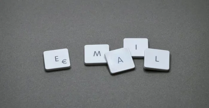 Co to są wiadomości e-mail typu Push and Fetch i jak działają