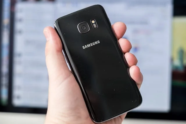 Veilige modus in- en uitschakelen op een Galaxy J7 Refine Re
