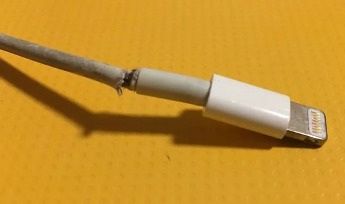 Câble de chargeur iPhone endommagé