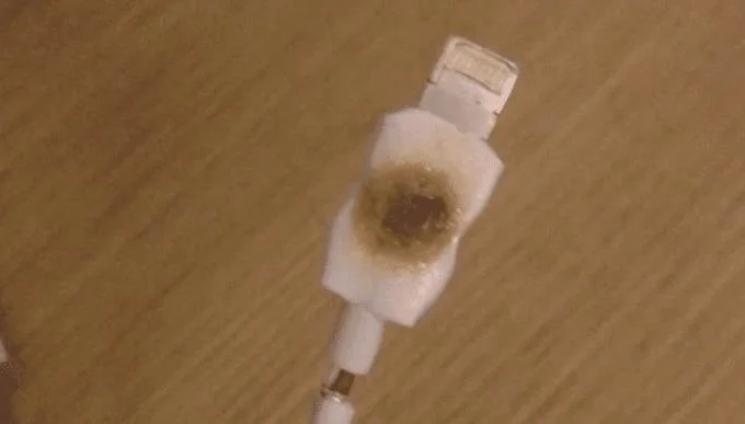 Chargeur iPhone contrefait fondu