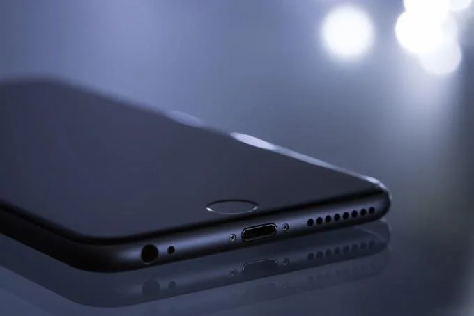 Hoe u van uw oude telefoon een beveiligingscamera maakt