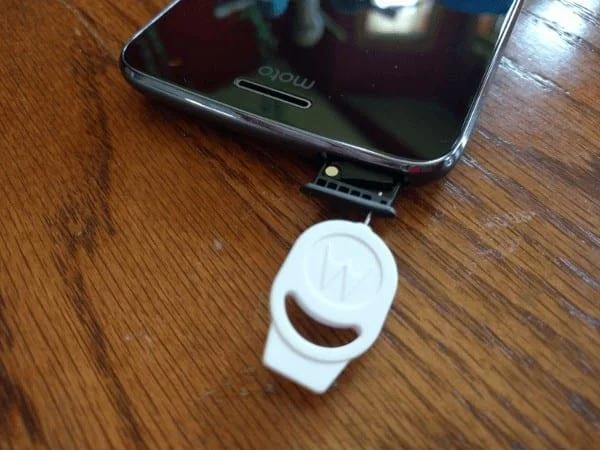 Moto G5 Plus: Insertar y remota bandeja de tarjeta SD / SIM
