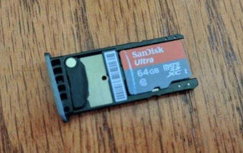 Moto G5 Plus: Insertar y remota bandeja de tarjeta SD / SIM
