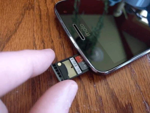 Moto G5 Plus: Insertar y remota bandeja de tarjeta SD / SIM