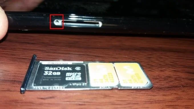 Jak dodać lub usunąć kartę SD i kartę SIM w Moto G6 Play
