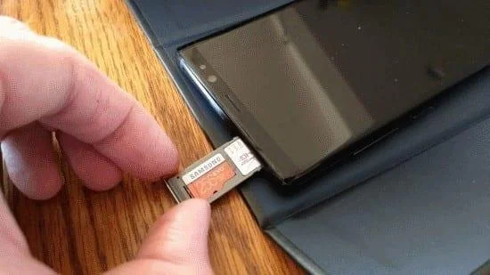 Galaxy Note8: SIM/SD-kaartlade plaatsen en verwijderen