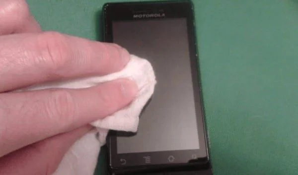 Wat moet ik gebruiken om mijn smartphone schoon te maken?