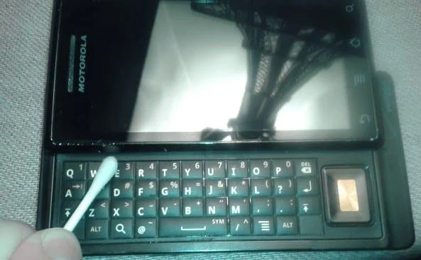 Wat moet ik gebruiken om mijn smartphone schoon te maken?