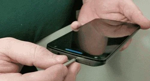Droid Turbo: SIM- en SD-kaart plaatsen/verwijderen