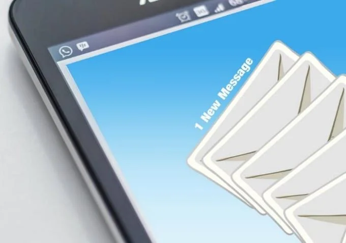 Co to są wiadomości e-mail typu Push and Fetch i jak działają