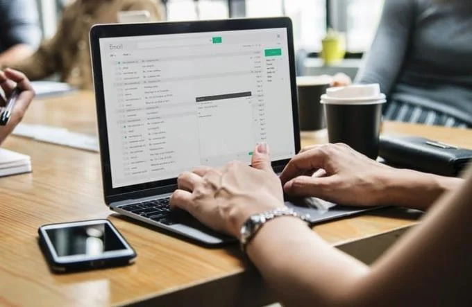 Co to są wiadomości e-mail typu Push and Fetch i jak działają