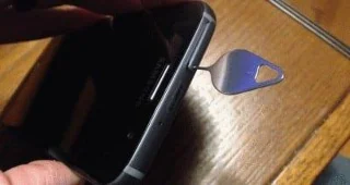 Emplacement du plateau pour carte SIM et carte SD sur Galaxy S10