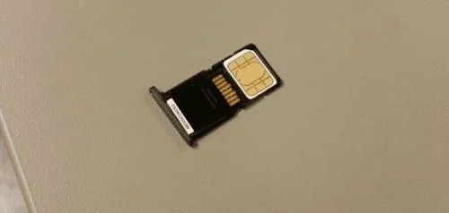 Droid Turbo: SIM- en SD-kaart plaatsen/verwijderen