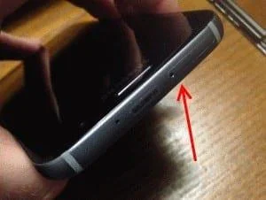 Galaxy S7: włóż lub wyjmij tacę karty SIM i SD