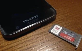 Galaxy S7: włóż lub wyjmij tacę karty SIM i SD