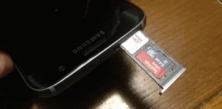 Galaxy S7: włóż lub wyjmij tacę karty SIM i SD