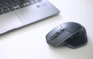 Вы должны использовать мышь с беспроводным приемником или Bluetooth?