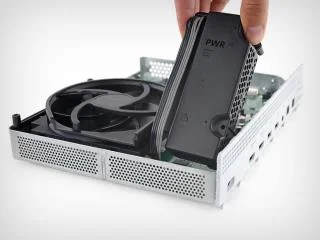 Разборка Xbox One S показала более быстрый жесткий диск и более простой дизайн