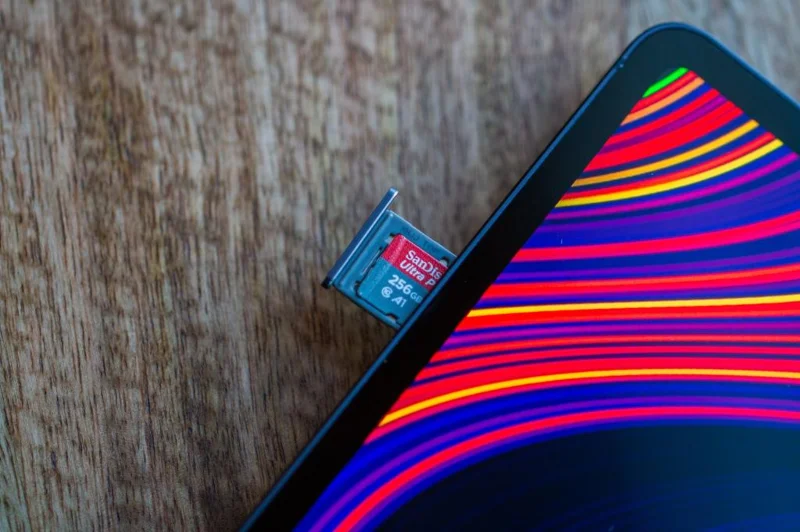 Samsung Galaxy Tab S8에서 microSD 카드 삽입