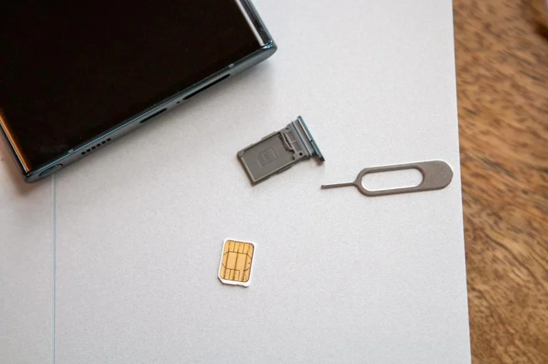 SIM Kart Samsung Galaxy S22'ye Nasıl Takılır ve Çıkarılır