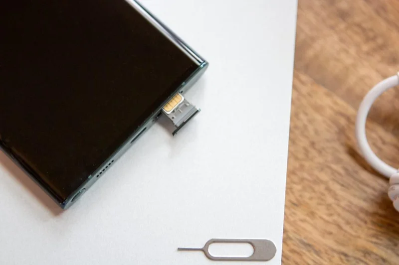 Diagramme des étapes de retrait de la carte SIM du Samsung Galaxy S22