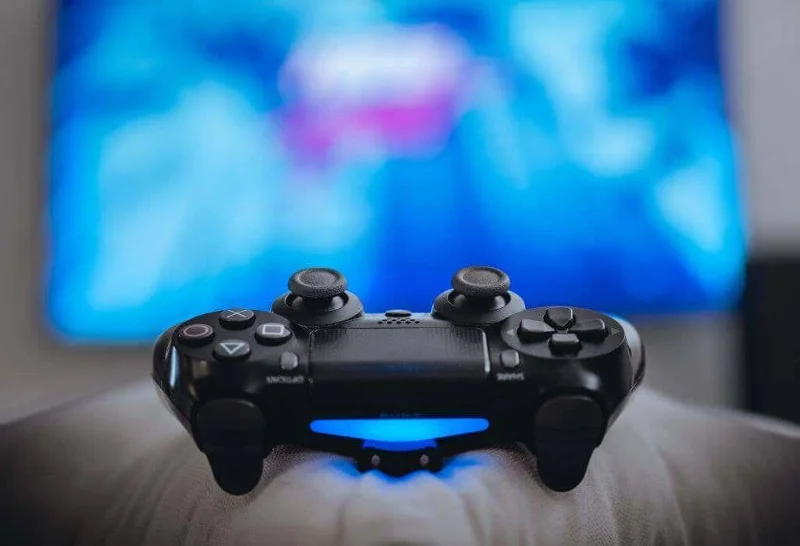 PS4 DualShock コントローラーが白、青、赤、オレンジに点滅する理由