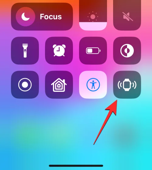 如何從運行 iOS 17 的 iPhone 上的控制中心 ping 您的 Apple Watch