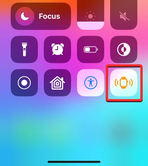 如何從運行 iOS 17 的 iPhone 上的控制中心 ping 您的 Apple Watch
