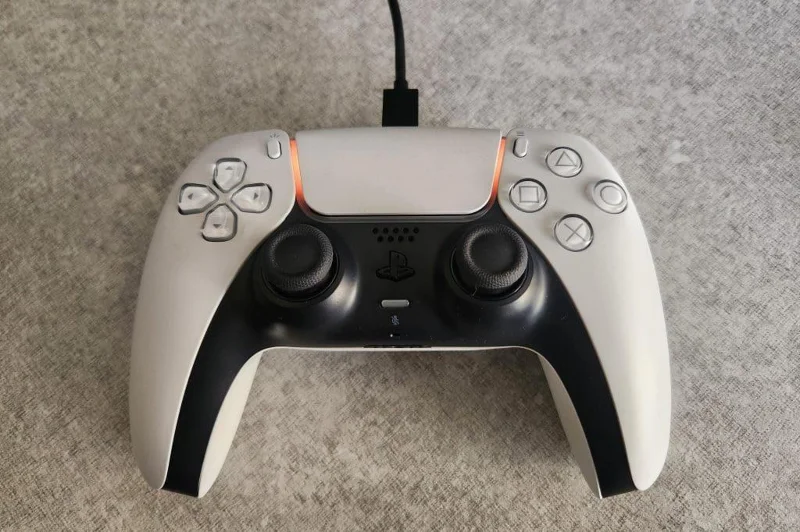 Come controllare la batteria del controller DualSense su PS5 o PC