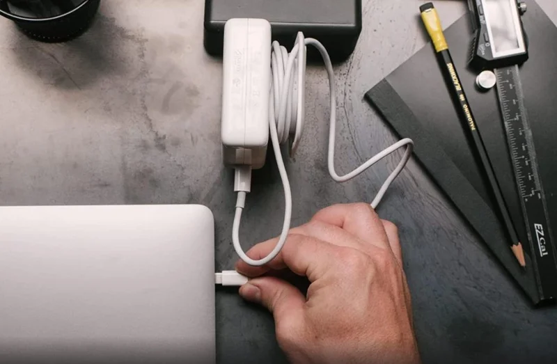 Que signifie le service de batterie recommandé sur Mac