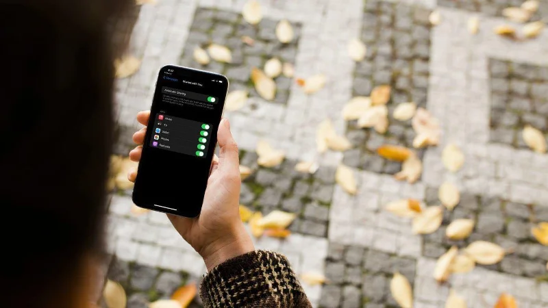 Hoe u kunt voorkomen dat foto's uit berichten worden opgeslagen op de filmrol van de iPhone