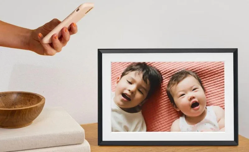 Aura Carver vs. Skylight: quale cornice digitale è migliore