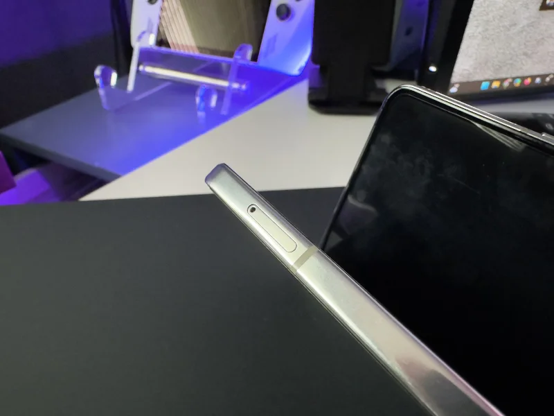 Cum să Introduci și Să Îndepărtezi Cartela SIM din Samsung Galaxy Z Fold 5