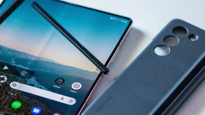 Poți folosi un stylus cu Galaxy Z Fold 5?