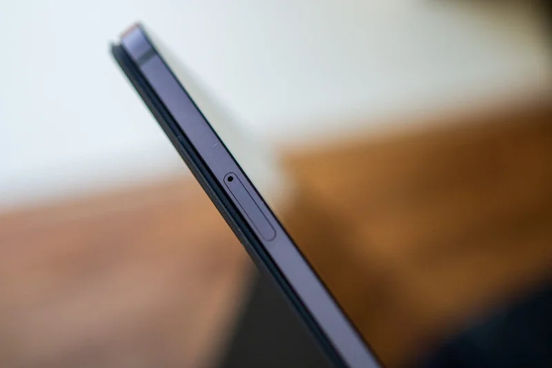 Cum să introduceți și să scoateți cardul microSD din Samsung Galaxy Tab S9