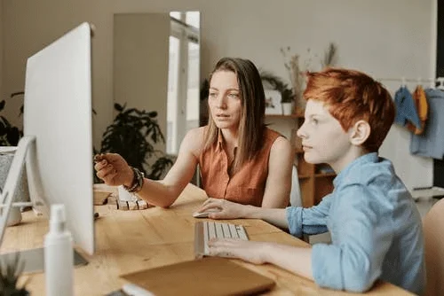 Bagaimana Paparan Internet yang Tidak Diatur Mempengaruhi Anak-anak yang Melek Digital?