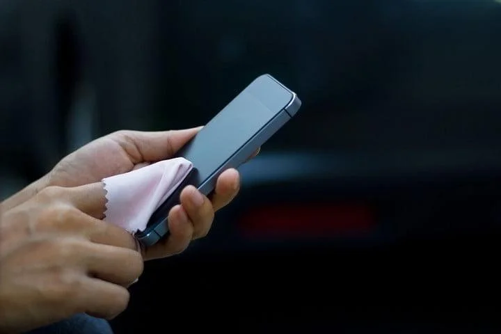 Akıllı Telefonunuzun Ekranını Temizleme Hakkında Eksiksiz Kılavuz: Yapılması ve Yapılmaması Gerekenler