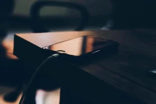 Adakah Mengecas Telefon Anda Semalaman Idea Buruk?