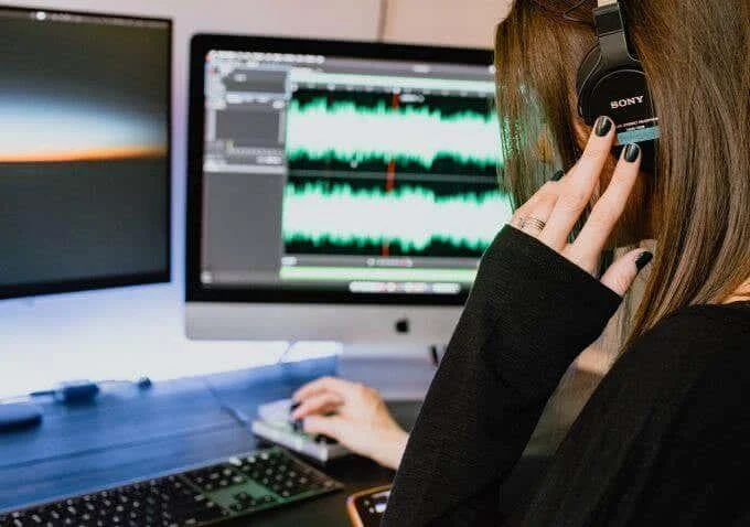 كيفية مزامنة الصوت والفيديو في Adobe Premiere Pro
