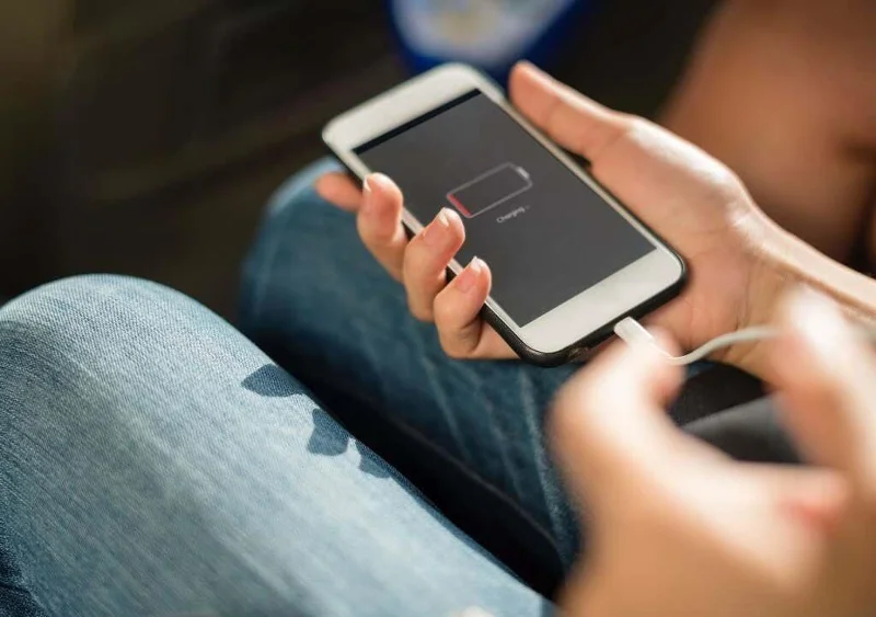 Adakah Mengecas Telefon Anda Semalaman Idea Buruk?