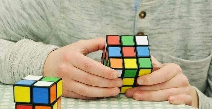 自宅で仕事をするオンラインの仕事を見つける方法